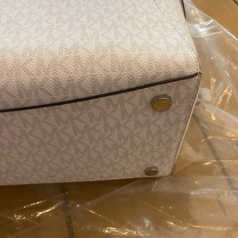 Michael Kors Voyager East West White Beige Signature Tote Authentic NEW w tags 🌷 - Picture 7 of 16
